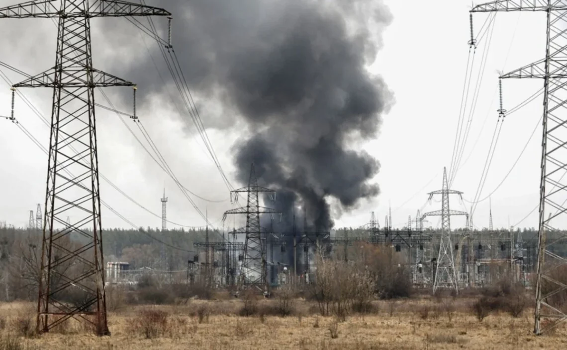Пошкоджена електропідстанція з чорним димом після атак РФ на енергосистему