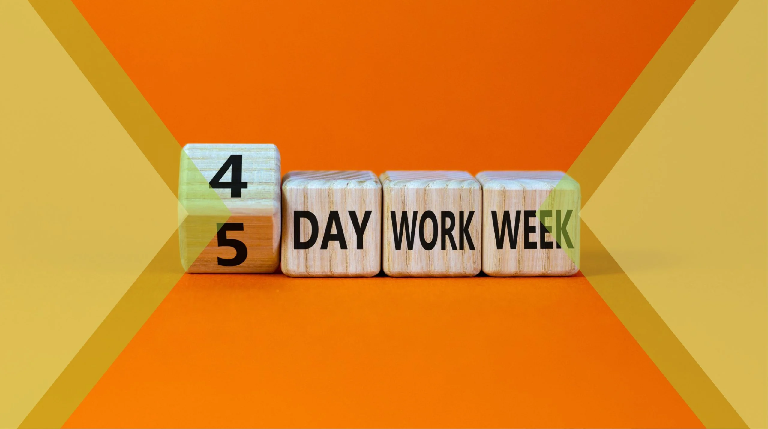 Деревяні кубики з написом 4 Day Work Week про чотириденний тиждень