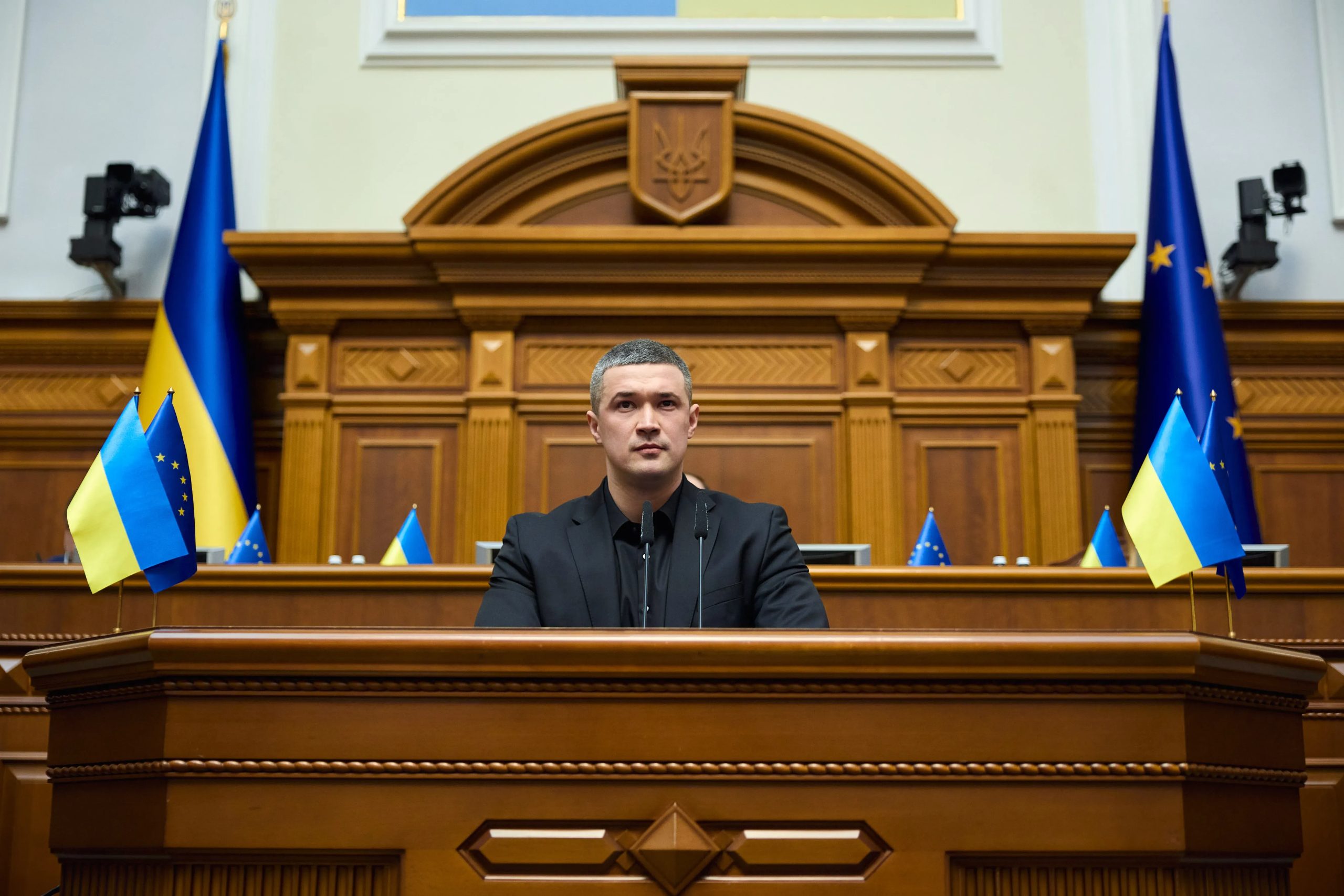 Михайло Федоров на трибуні Верховної Ради під час брифінгу про медіаатаки