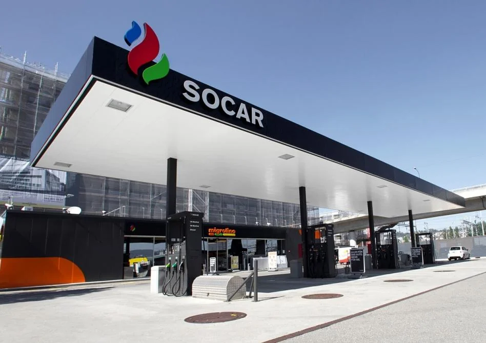 Сучасна АЗС SOCAR з великим навісом, колонками та вивіскою migrolino